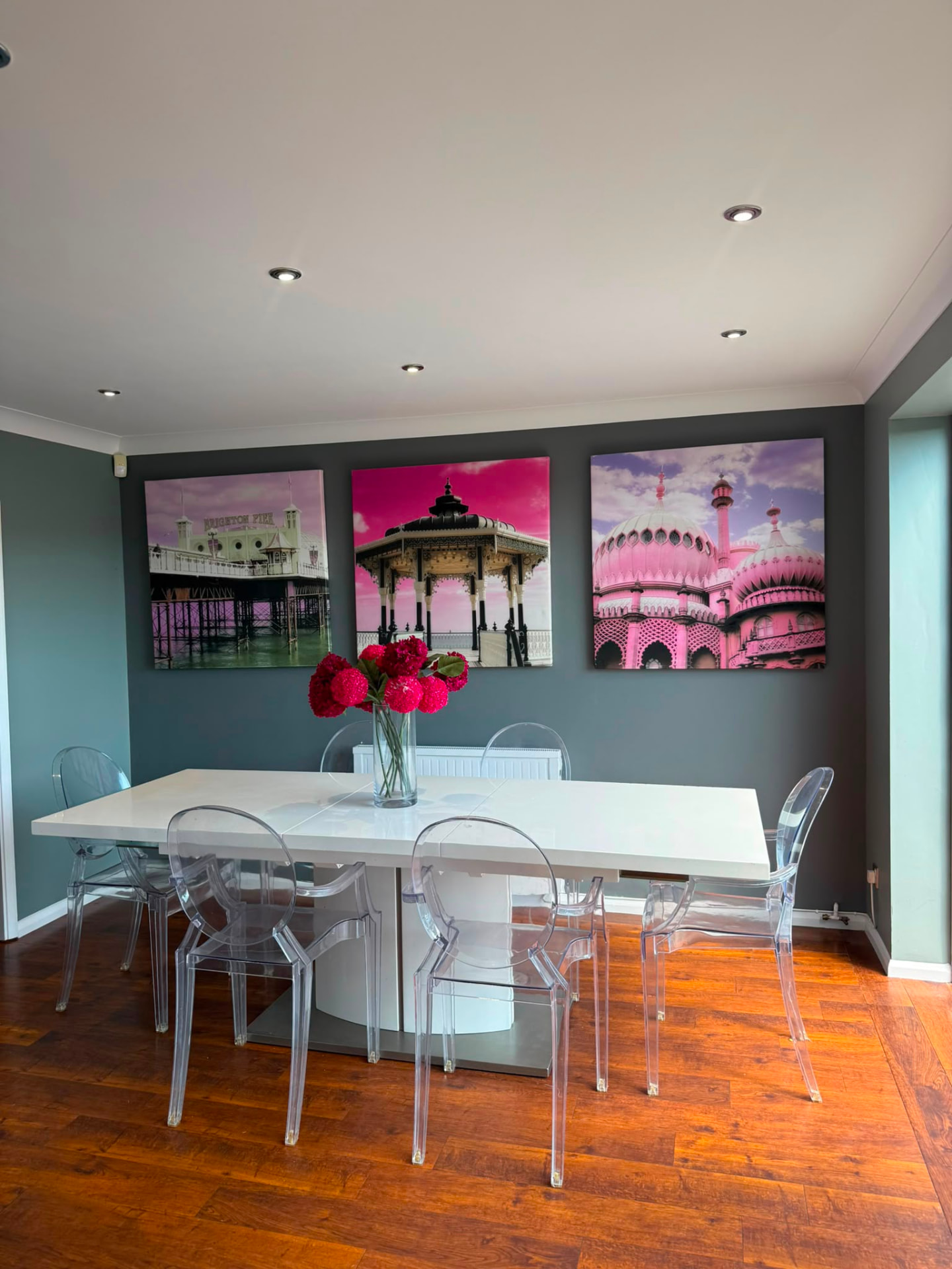 Handleless white kitchen with a graphite feature wall and window blinds, Brighton
